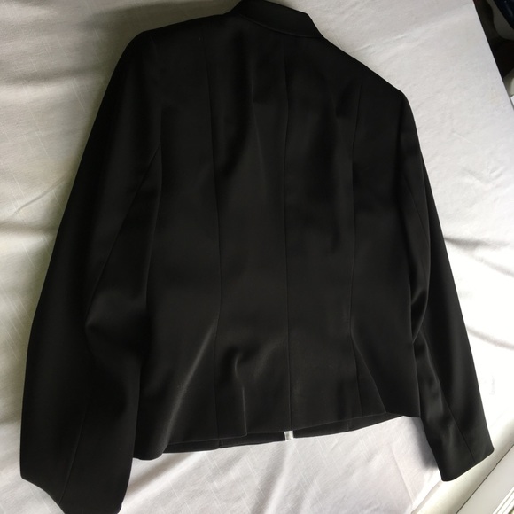 Classic  Doncaster piece! Sharp looking blazer. - Picture 2 of 8